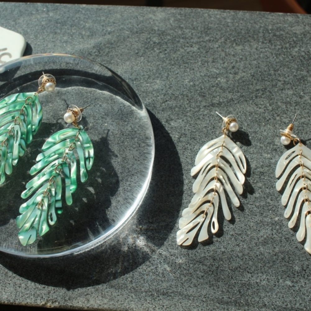 RESTOCKED🌸 Leaf leaves fun long Acrylic earrings - Picture 7 of 8